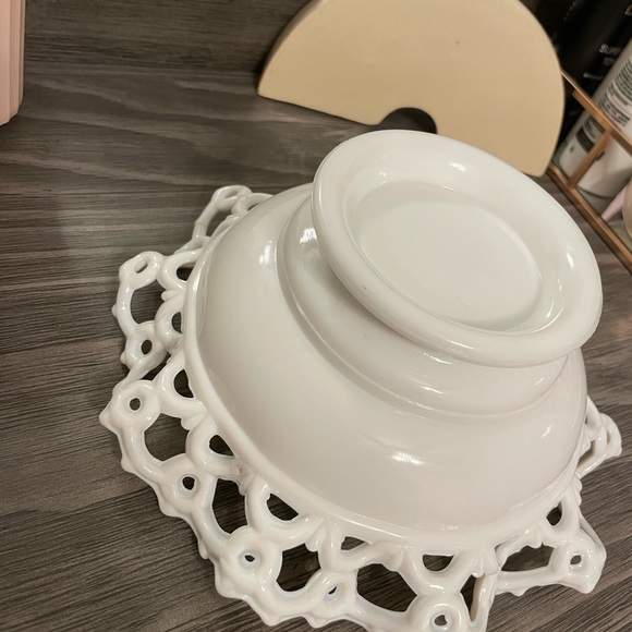 Milk glass lace edge bowl - Picture 7 of 7